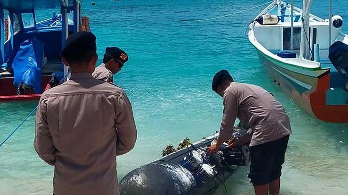 Aparat kepolisian memeriksa sebuah benda yang menyerupai torpodo di perairan Gili Trawangan, Senin (6/4/2026). Benda itu ditemukan seorang nelayan yang tengah menjaring ikan. Diduga kuat benda tersebut merupakan perangkat teknologi bawah laut yabg biasa digunakan oleh lembaga penelitian.