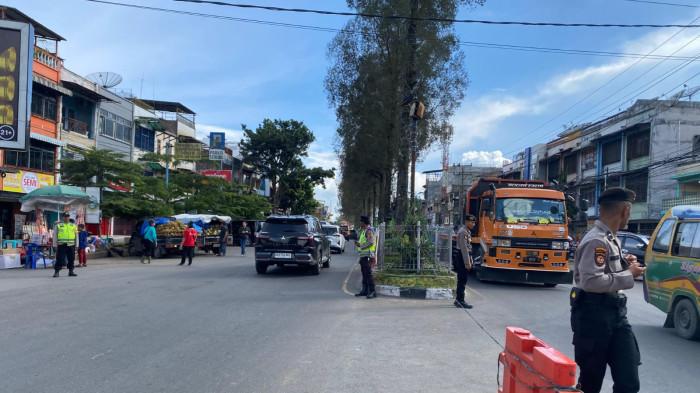 BERASTAGI MASIH LANDAI - Personel Polres Tanah Karo melakukan pengaturan lalu lintas di kawasan padat di Kecamatan Berastagi, Senin (29/12/2025). Menjelang Tahun Baru, hingga saat ini arus lalu lintas di Berastagi terpantau masih landai.