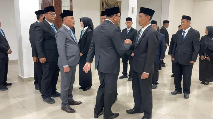 BERI SELAMAT : Bupati Deli Serdang, dr Asri Ludin Tambunan memberikan ucapan selamat kepada Samsuar Sinaga yang diangkat sebagai Sekretatis Dinas Pendidikan menggantikan pejabat yang kena demosi, Jumat (5/12/2025). Setelah kasus jual beli jabatan Kasek dan Proyek mencuat perombakan pejabat di dinas Pendidikan pun besar besaran dilakukan.