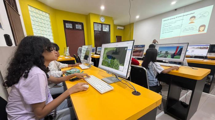 BIMBINGAN BELAJAR - Suasana kelas saat siswa tengah mengikuti bimbingan