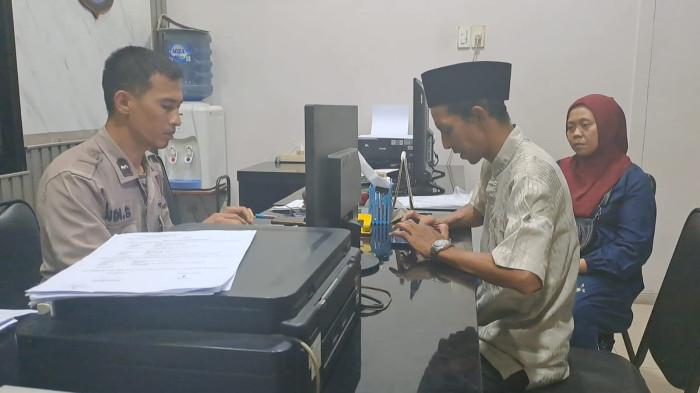 BUAT LAPORAN KEHILANGAN- Sofyan Hadi, ayah kandung Nayla, pada saat tengah membuat pengaduan hilangnya Nayla di Mapolsek Medan Sunggal, pada Jum'at (14/11/2025) malam. 