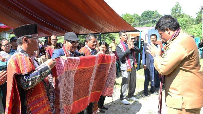 Bupati Samosir Bagikan Pupuk Gratis di Desa Pardomuan I dan Huta Tinggi