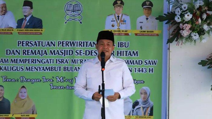Peringati Isra Mikraj dan Sambut Bulan Ramadhan, Bupati Zahir Menyapa Warga dan Bagikan Santunan