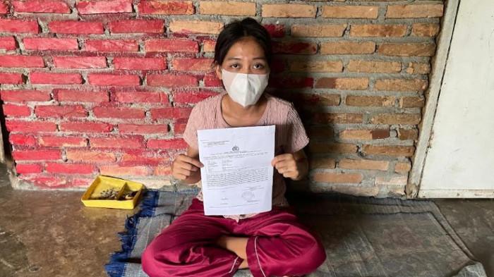 NYARIS DIPERKOSA - Wanita SF (22) ketika menunjukkan bukti lapor atas kasusnya yang telah dilecehkan dan nyaris jadi korban pemerkosaan, Senin (12/1/2026). Kasus ini sedang ditangani Satreskrim Polresta Deli Serdang.