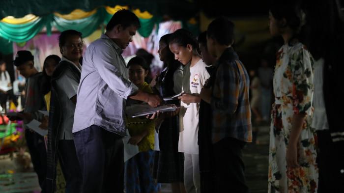 Bagikan bingkisan di malam pesona budaya