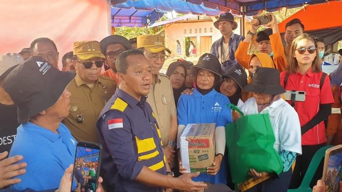 Menteri Energi dan Sumber Daya Mineral (ESDM) Bahlil Lahadalia saat mengunjungi warga terdampak bencana banjir di Desa Garoga, Kecamatan Batangtoru, Kabupaten Tapanuli Selatan (Tapsel), Rabu (3/12/2025). Bahlil berjanji, listrik di daerah terdampak akan pulih maksimal Sabtu (6/12/2025). Namun, hingga hari ini, listrik belum juga pulih, dan warga pengungsi masih menggunakan genset.