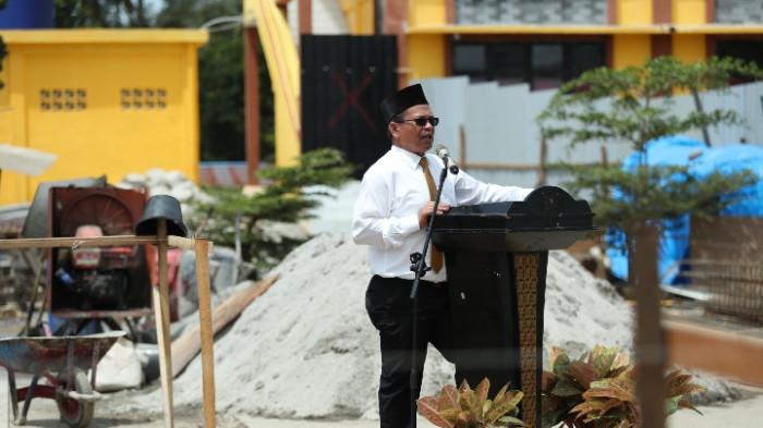 Pemerintah Kabupaten Pakpak Bharat memulai pembangunan ruang kelas SMP Negeri 1 Salak, Kamis (21/8/2025). Sekretaris Daerah Pakpak Bharat, Jalan Berutu, S.Pd, MM hadir mewakili Bupati Franc Bernhard Tumanggor. (Diskominfo Pakpak Bharat)