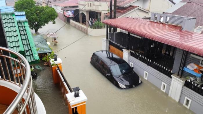 BANJIR DI MEDAN MARELAN - Rumah-rumah Warga tenggelam separuh di Marelan, Kecamatan Terjun. Air sudah sepaha hingga sedada orang dewasa berdampak warga terisolasi tanpa pertolongan dan bantuan, Kamis (27/11/2025)