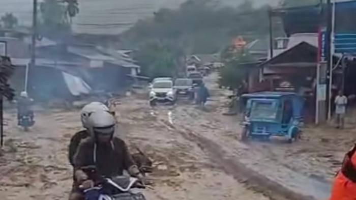 BANJIR SIBOLGA - Warga Sibolga melintasi jalan yang masih dipenuhi lumpur pascabanjir besar pada Rabu (26/11/2025). Meski air mulai surut, akses jalan di sejumlah titik masih terputus dan mobil maupun sepeda motor harus bergerak perlahan di tengah material banjir yang menumpuk. Operasi evakuasi dan pencarian korban masih berlangsung di wilayah Sibolga–Tapteng.
