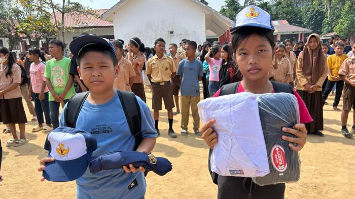 Siswa korban terdampak bencana di Tapteng memeluk tas sekolah barunya saat kader PDI Perjuangan membagikan perlengkapan sekolah di SDN 152987 Sipan, Tapanuli Tengah, Jumat (23/1/2026). Bantuan diberikan kepada pelajar terdampak banjir bandang.

 