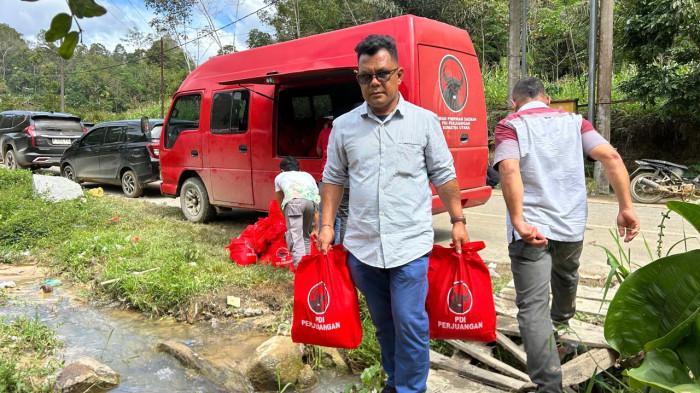 Bantuan diserahkan langsung kepada warga untuk memenuhi kebutuhan darurat pascabencana.