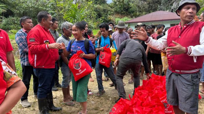 Bantuan gotong royong DPD PDI Sumut di Desa Sibalanga, Adian Koting, Taput, Selasa (2/12/2025).
