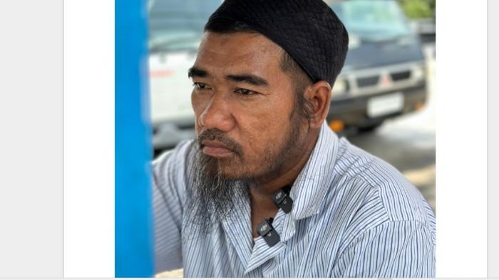  Bapak Penjual Molen Giat Bekerja dan Beribadah
