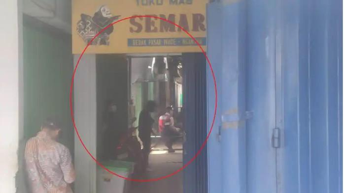 GELEDAH TOKO EMAS - Bareskrim Polri menggeledah toko emas Semar di kawasan Pasar Wage, Jalan Ahmad Yani, Kelurahan Payaman, Kecamatan Nganjuk, Kabupaten Nganjuk, Kamis (19/2/2026). Penggeledahan terkait terkait tindak pidana pencucian uang (TPPU) hasil tambang emas ilegal di Kalimantan Barat. (TribunMataraman.com/Danendra Kusuma)