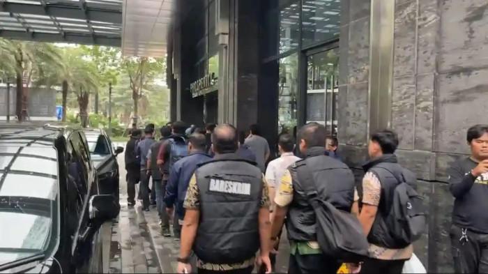 GELEDAH KANTOR DSI - Penyidik Dittipideksus Bareskrim Polri melakukan penggeledahan di kantor PT Dana Syariah Indonesia (DSI) di kawasan Jakarta Selatan, Jumat (23/1/2026). Penyidik terlihat membawa sejumlah dokumen hingga printer sebelum penggeledahan. (Tribunnews.com/Abdi Ryanda Shakti)