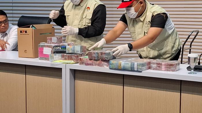 BARANG BUKTI OTT - KPK pamerkan barang bukti uang tunai senilai Rp2,6 miliar dari hasil operasi tangkap tangan (OTT) Bupati Pati Sudewo, dalam konferensi pers di Gedung Merah Putih KPK, Jakarta Selatan, Selasa malam (20/1/2026)