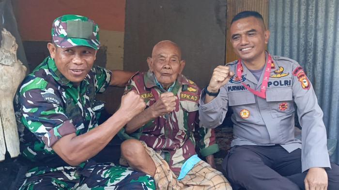 PENSIUNAN TNI - Batituud Koramil 05 Batang, Pelda Alimuddin, Mustari (Purn TNI) dam Kapolsek Batang Iptu Purwanto, saat ditemui di Kampung Kunjung Mange, Desa Kaluku, Kecamatan Batang, Kabupaten Jeneponto, Sulawesi Selatan (Sulsel), Sabtu (2/8/2025).
