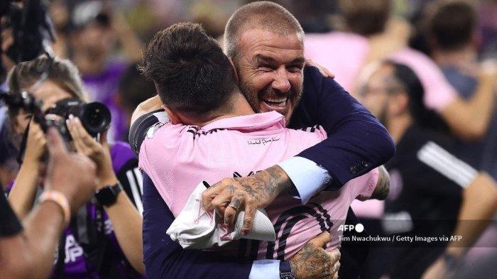 NASHVILLE, TENNESSEE - 19 AGUSTUS: Pemilik bersama David Beckham memeluk Lionel Messi #10 dari Inter Miami setelah mengalahkan Nashville SC dalam adu penalti untuk memenangkan pertandingan final Piala Liga 2023 antara Inter Miami CF dan Nashville SC di GEODIS Park pada 19 Agustus 2023 di Nashville, Tennessee. Dianggap juara settingan di Piala Liga Amerika Serikat, pemilik Inter Miami, David Beckham pasang badang menanggapi isu tersebut. Tim Nwachukwu/Getty Images/AFP Tim Nwachukwu / GETTY IMAGES AMERIKA UTARA / Getty Images via AFP