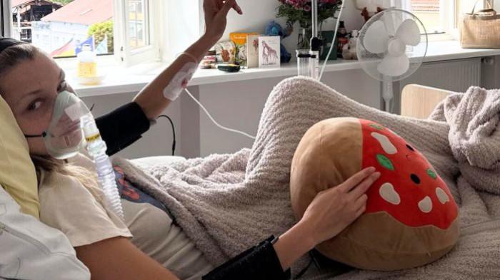 JATUH SAKIT- Bella Hadid, supermodel berdarah Palestina-Belanda tengah jatuh sakit karena lyme disease. Ia terpaksa diinfus dan menggunakan alat bantu pernapasan.(Instagram @bellahadid)