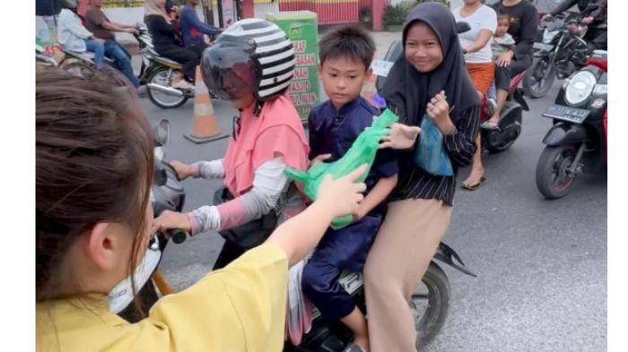 Berbagi Kebahagiaan, Nasi Gratis di Jumat Berkah