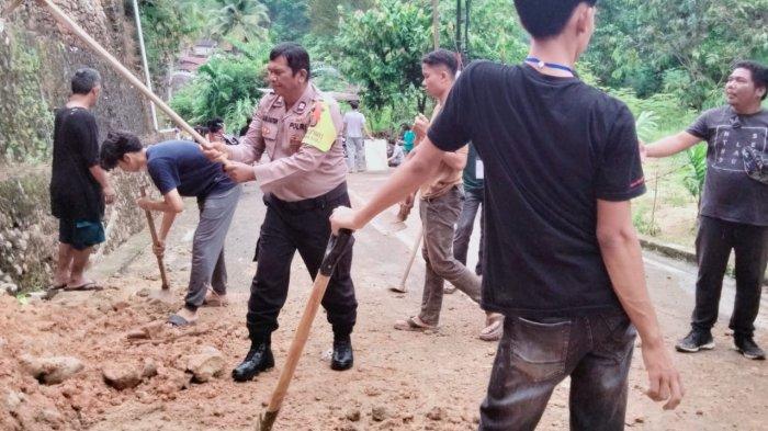 Bhabinkamtibmas Polres Sibolga Bersama Kelurahan dan Mahasiswa Gotong Royong Bersihkan Longsor