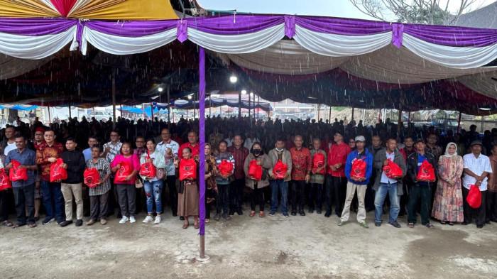 Ketua DPD PDI Perjuangan Sumatera Utara Drs Rapidin Simbolon MM bersama segenap pengurus DPD PDI Perjuangan Sumut berfoto bersama di sela penyerahan bingkisan Natal dan tahun baru secara simbolis kepada perwakilan akar rumput pada perayaan Natal dan doa syukuran awal tahun di Pangururan, Kabupaten Samosir, Kamis (8/1/2026). Kegiatan ini menjadi penanda silaturahmi dan kedekatan partai dengan rakyat dalam suasana sederhana dan penuh kebersamaan.
