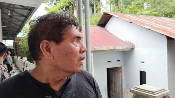 KORBAN LONGSOR - Bintang Lubis masih setia menunggu jasad keponakannya bernama Sofia Anggraini (12) yang tewas tertimbun longsor belakang Masjid Budi Sehati, Jalan Sisingamangaraja, Kelurahan Pancuran Gerobak, Kecamatan Sibolga Kota, Selasa (9/12/2025). Selain Sofia, adik kandungnya bernama Elvi Syahrida juga tewas, tapi sudah ditemukan.