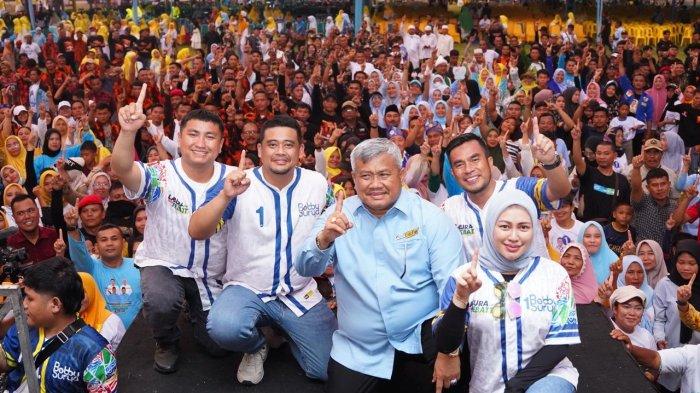 Saat Bobby Nasution berkampanye di Kabupaten Labuhanbatu, tiga pasangan calon kepala daerah berkegiatan dan mendeklarasikan dukungan mereka kepada paslon Bobby-Surya.