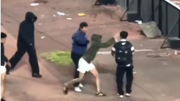 PUKUL JURNALIS THAILAND - Oknum bobotoh menyerang seorang jurnalis Thailand saat kericuhan laga Persib Bandung vs Ratchaburi di Stadion Gelora Bandung Lautan Api, Bandung.