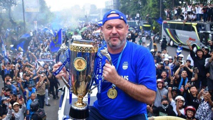 Pelatih Persib Bandung, Bojan Hodak saat berfoto dengan trofi usai bawa Persib juara Liga 1 2023-2024. Kini Bojan Hodak kembali bawa Persib juara Liga 1 2024-2025.