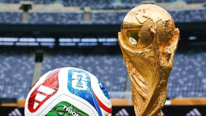 PIALA DUNIA 2026 - Bola resmi Piala Dunia 2026 Trionda dan trofi Piala Dunia 2026. Pertandingan sengit ajang Piala Dunia 2026 akan ditayangkan oleh TVRI selaku pemegang hak siarnya. Pemerintah dan warga bisa gelar nonton bareng (nobar).
