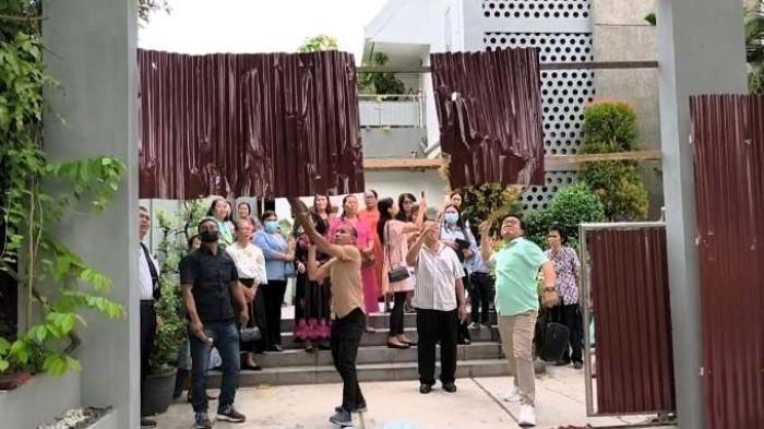 BONGKAR SENG PENUTUP - Ratusan jemaat Gereja Oikumene  (Chapel USU) yang berada di Jalan Dr. Sumarsono, Kecamatan Medan Baru, Kota Medan, membongkar paksa seng penutup gereja oleh sejumlah oknum, termasuk seorang anggota DPRD Sumatera Utara berinisial PS, Minggu (12/4/2026).