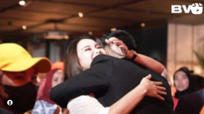 Ayu Ting Ting Dipeluk Erat Boy William, Umi Kalsum Langsung Beri Reaksi Begini