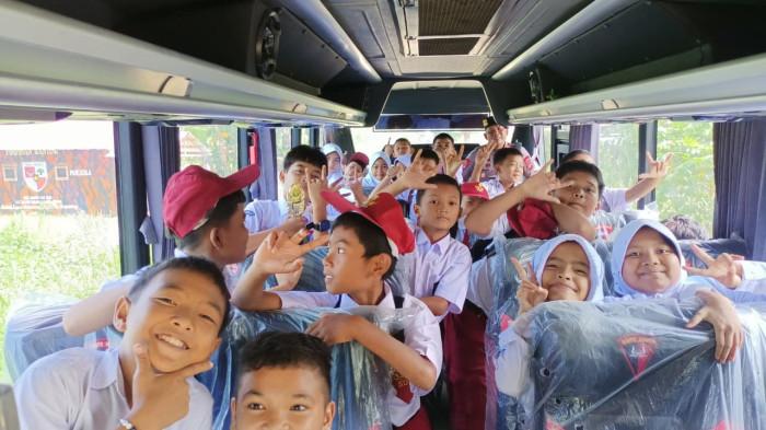 Brimob Sumut Peduli Pendidikan, Antar Pelajar SD Pulang Sekolah dengan Aman dan Penuh Kehangatan