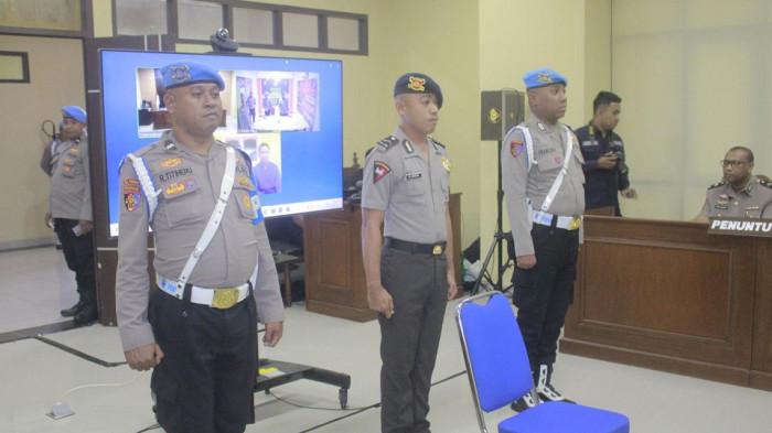 BRIMOB ANIAYA SISWA - Bripda Masias Victoria Siahaya (tengah) resmi dipecat usai menganiaya siswa Madrasah Tsanawiyah (MTs) hingga tewas di Tual, Maluku dalam sidang Komisi Kode Etik Profesi (KKEP) Polri, yang digelar pada Senin (23/2/2026).