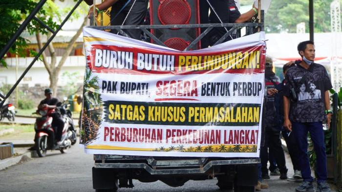 Buapti Syah Afandin Temui Massa