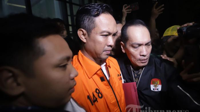 BUPATI CILACAP KORUPSI - Bupati Cilacap Syamsul Auliya Rachman mengenakan rompi orange usai menjalani pemeriksaan di Gedung Komisi Pemberantasan Korupsi (KPK), Jakarta Selatan, Sabtu (14/3/2026). Syamsul diduga memeras puluhan perangkat daerah di Kabupaten Cilacap guna memenuhi kebutuhan uang THR Idulfitri 2026 untuk pribadi dan pihak eksternal, dalam hal ini Forkopimda.