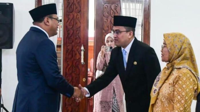DILANTIK - Bupati Deli Serdang, dr Asri Ludin Tambunan memberikan ucapan selamat kepada dr. Alfian Zunaidi Siregar, Sp.OG yang datang bersama ibunya diacara pelantikan beberapa waktu lalu. Belum genap sebulan jadi pejabat dirinya sudah diterpa isu miring.