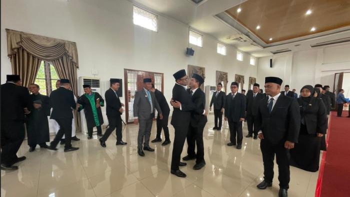 PELANTIKAN PEJABAT : Bupati Deli Serdang, dr Asri Ludin Tambunan memeluk dan mengucapkan selamat kepada Misran Sihaloho yang dari Kadisdukcapil dilantik jadi Staf Ahli usai acara pelantikan di aula Cendana Kantor Bupati, Senin (17/11/2025). Misran satu-satunya pejabat eselon II yang saat itu ikut dilantik.