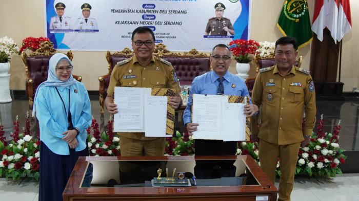 Bupati Deli Serdang, dr H Asri Ludin Tambunan dan Wakil Bupati,