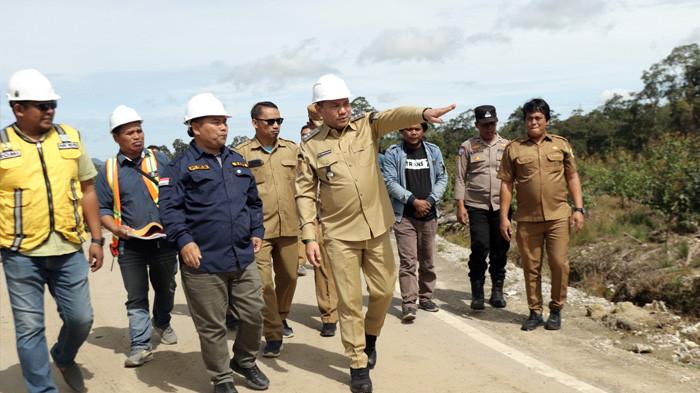 Bupati Franc Bernhard Tumanggor bersama Kepala UPT Jalan Jembatan Sidikalang