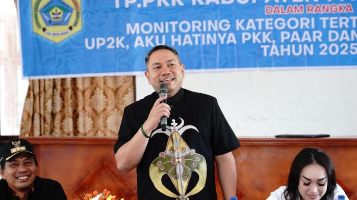 Bupati Franc Bernhard Tumanggor dan Istri ke STTU Julu