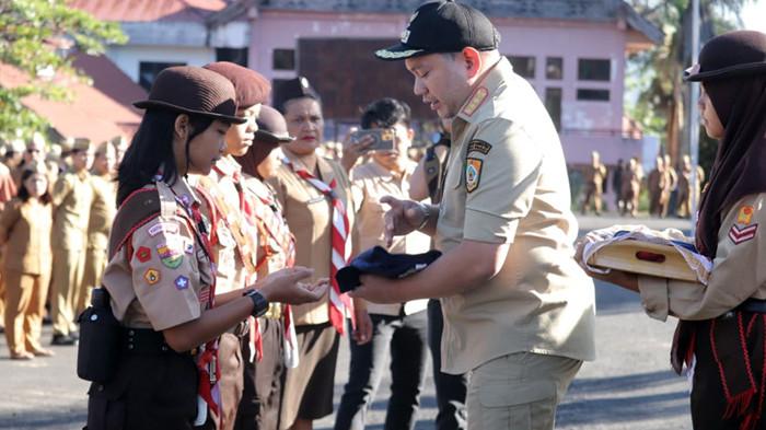 Bupati Franc Bernhard Tumanggor memimpin Apel Gabungan Awal Bulan Juli