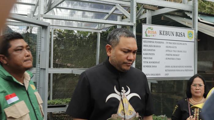 Bupati Franc Bernhard Tumanggor mengunjungi kebun B2SA