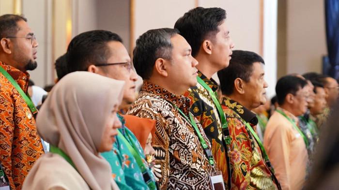 Bupati Franc Bernhard Tumanggor terima penghargaan UHC