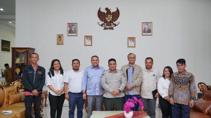 Bupati Franc Bernhard di diri terbaru