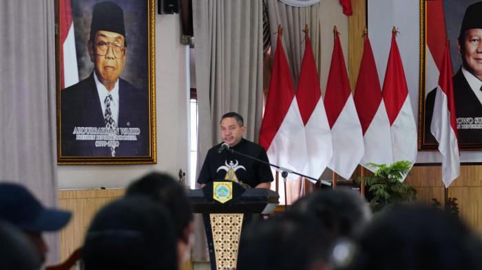 Bupati Franc bagikan bibit untuk ketahanan pangan