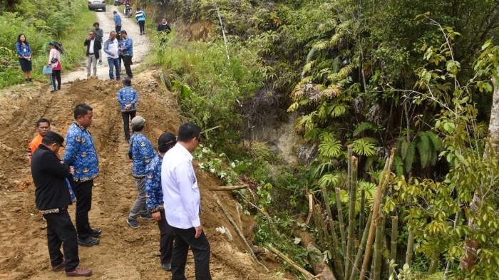 Jalur Vital, Pemkab Simalungun Perbaiki Sementara Jalan Pemprov