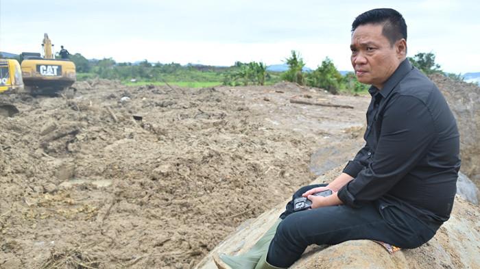 Bupati Humbang Hasundutan (Humbahas) Oloan Paniaran Nababan turut membantu mencari korban bencana banjir bandang dan longsor di Lumban Sihotang, Desa Panggugunan, Kecamatan Pakkat, Selasa (2/12/2025). Dalam pencarian ini seorang korban bernama Weda Amelia Maharaja (10 tahun) ditemukan. Jenazah korban ditemukan setelah satu unit rumah penduduk berlantai dua dirobohkan. (Dok. Pemkab Humbahas)