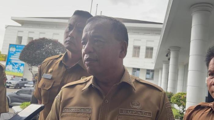 Bupati Karo Antonius Ginting saat diwawancarai di Kantor Gubernur Sumut, Senin (22/6/2027). Ia memastikan, akan menghapus  retribusi  masuk untuk wisatawan yang datang ke  tempat wisata pemandian air panas Sidebuk-debuk di Desa Daulu dan Semangat Gunung.